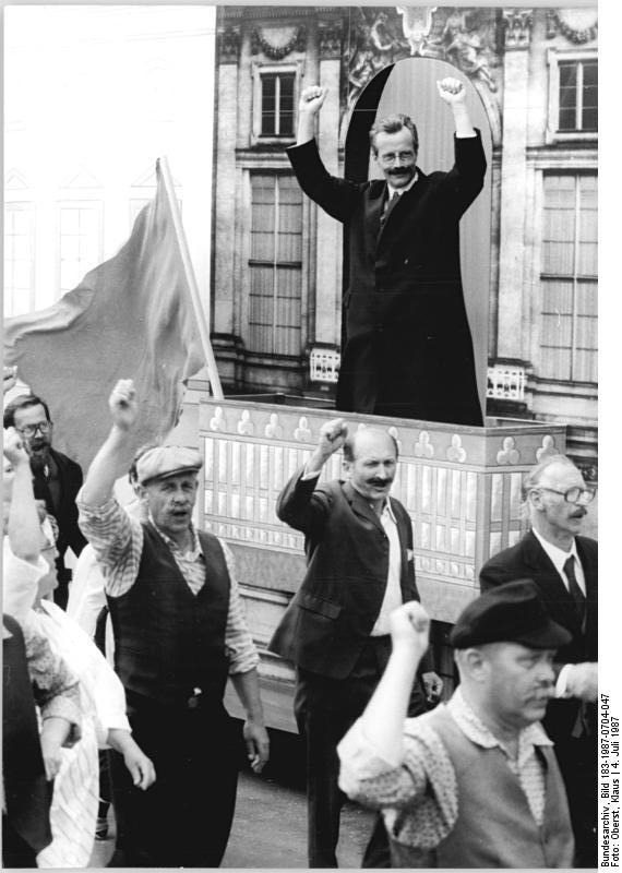 ADN-ZB Oberst 4.7.87 Berlin: Jubiläum-Festumzug. Innerhalb des großen Festumzuges durch das Stadtzentrum anläßlich des 750jährigen Stadtjubiläums wurde die Szene dargestellt, in der Karl Liebknecht am 9. November 1918 vom Balkon des Schlosses die sozialistische deutsche Republik ausgerufen hatte.